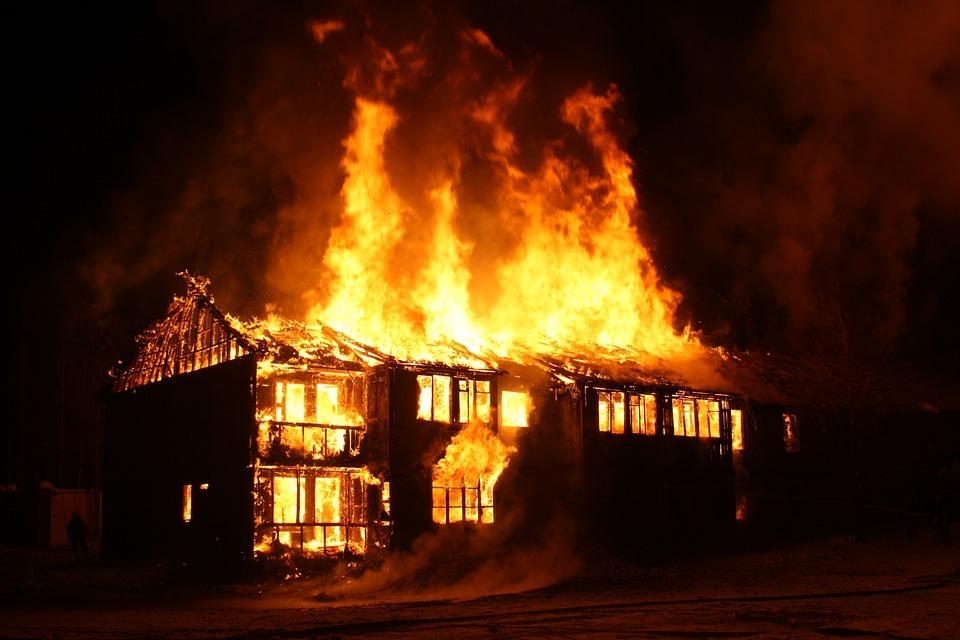 Incendie : peut-on vraiment empêcher les maisons en bois de brûler ? 