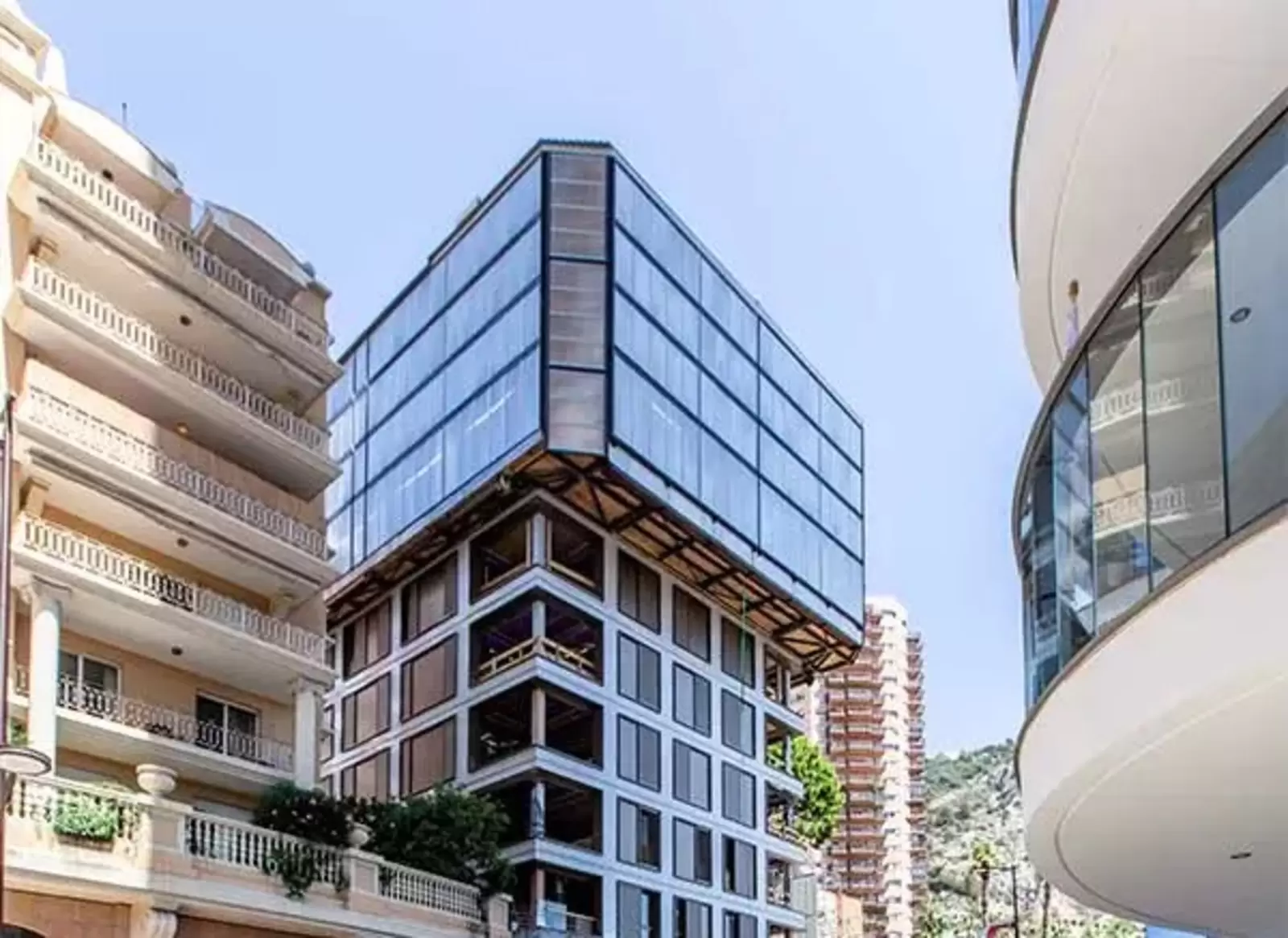 À Monaco, une tour en bois de 43 mètres de haut érigée sans grues